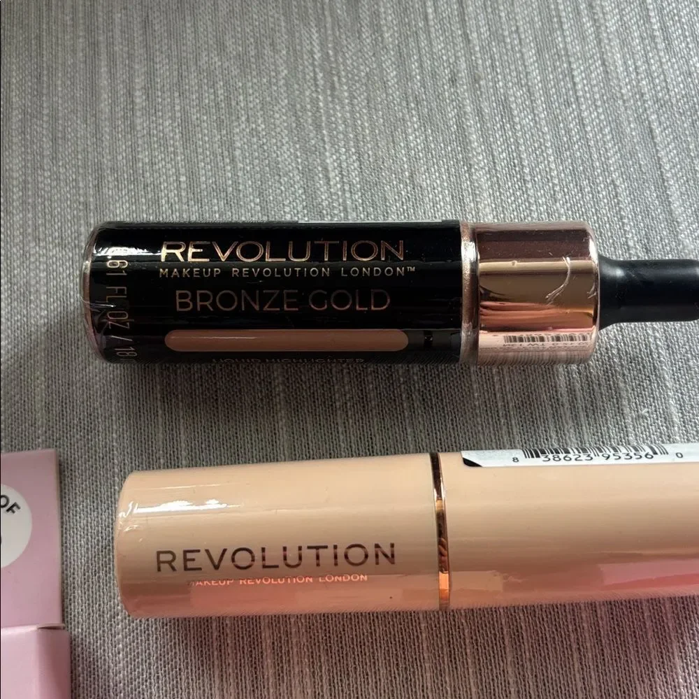 NWT New Light - Jeffree Star Revolution Kaja Makeup Bundle of 8 Items Light